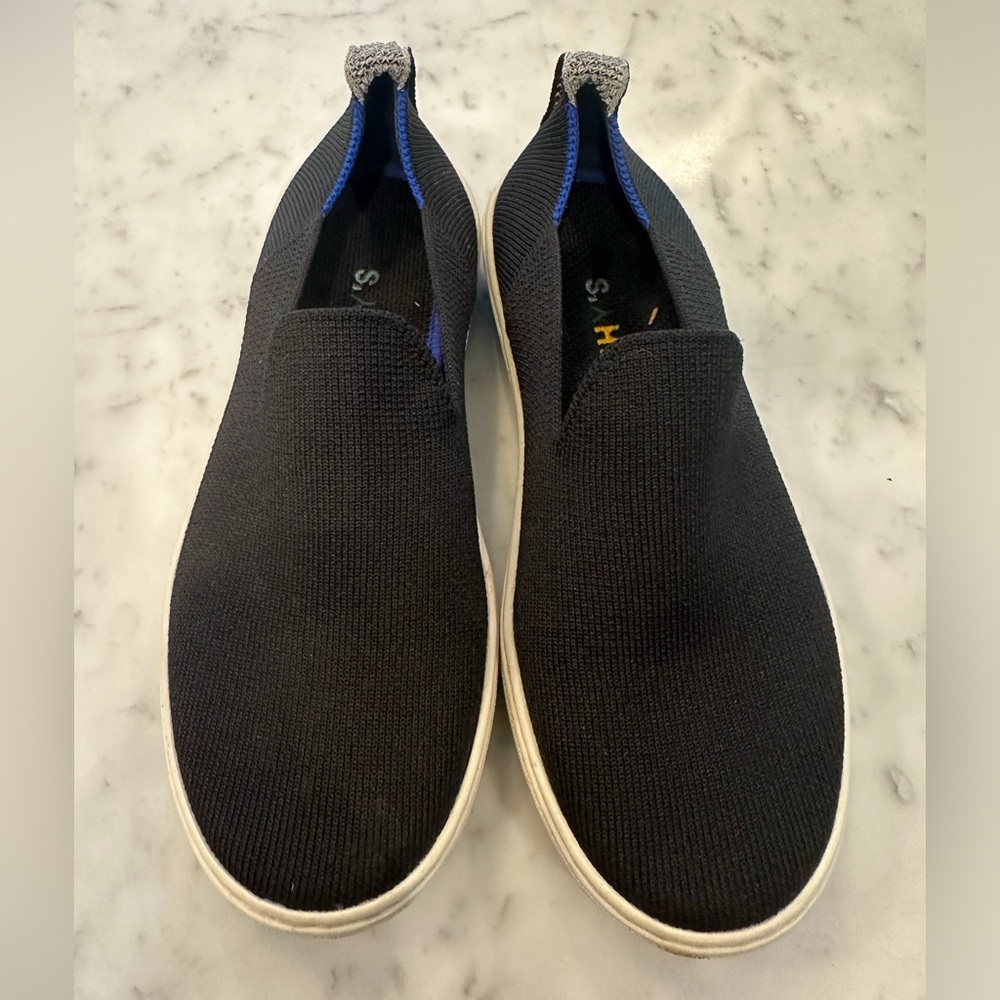 Great condition pair of girls Rothy’s black sneakers size 3